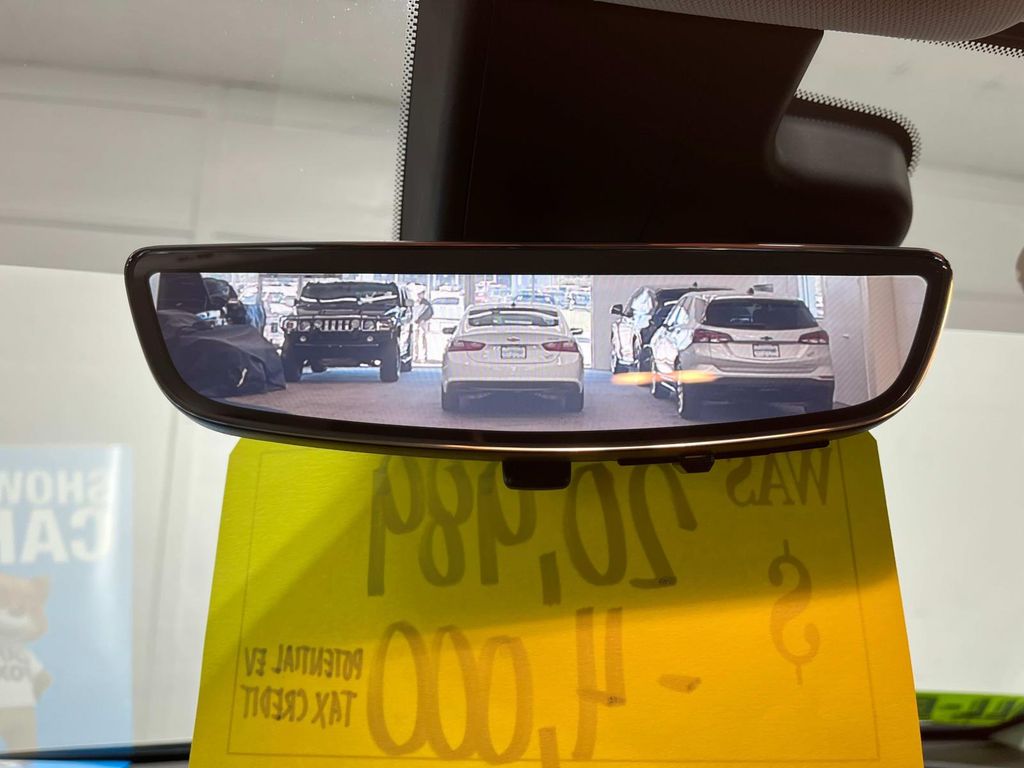 Vehicle image 26 of 32