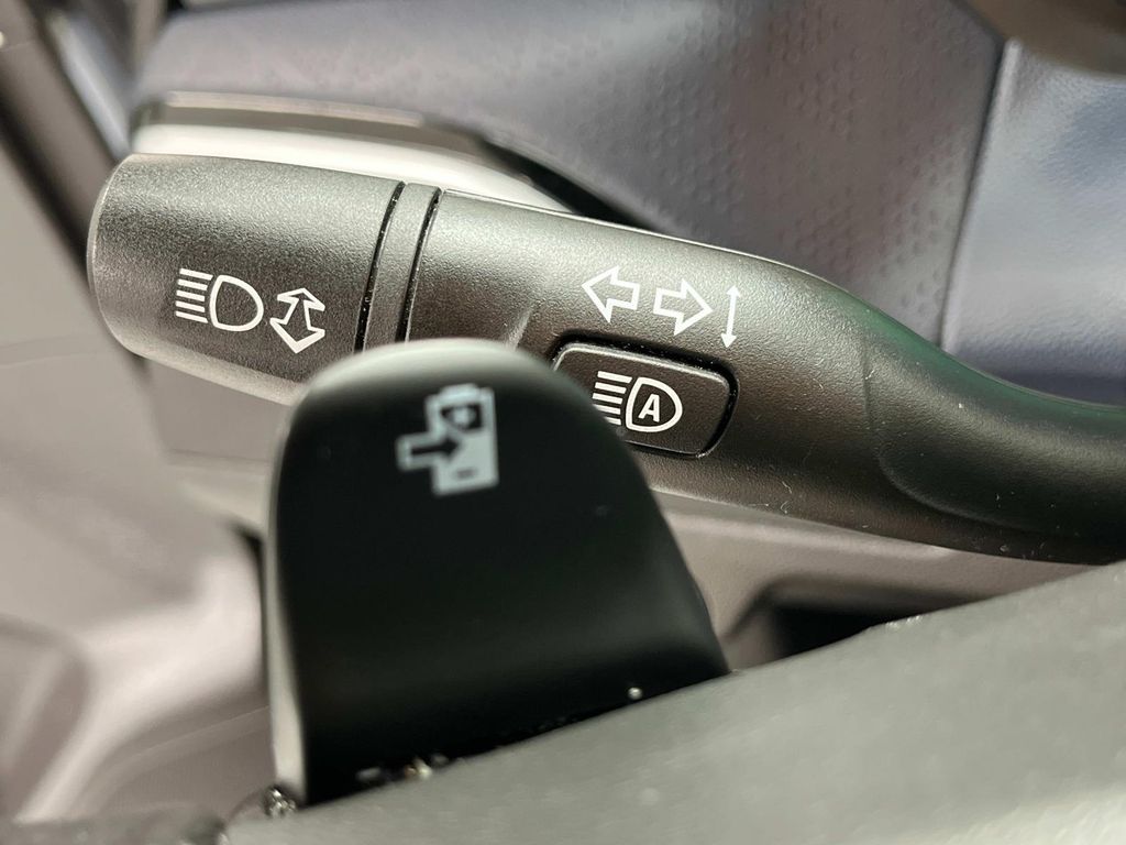 Vehicle image 21 of 32