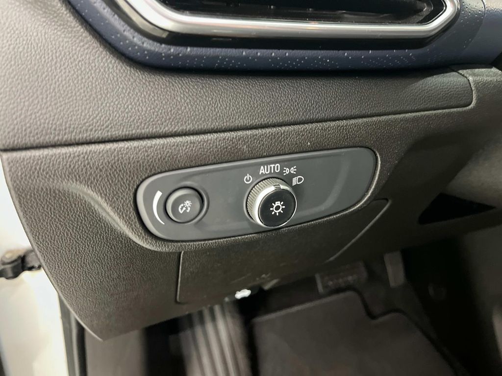 Vehicle image 16 of 32