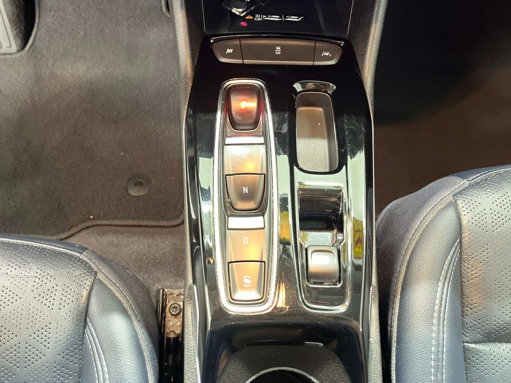 Vehicle image 25 of 32