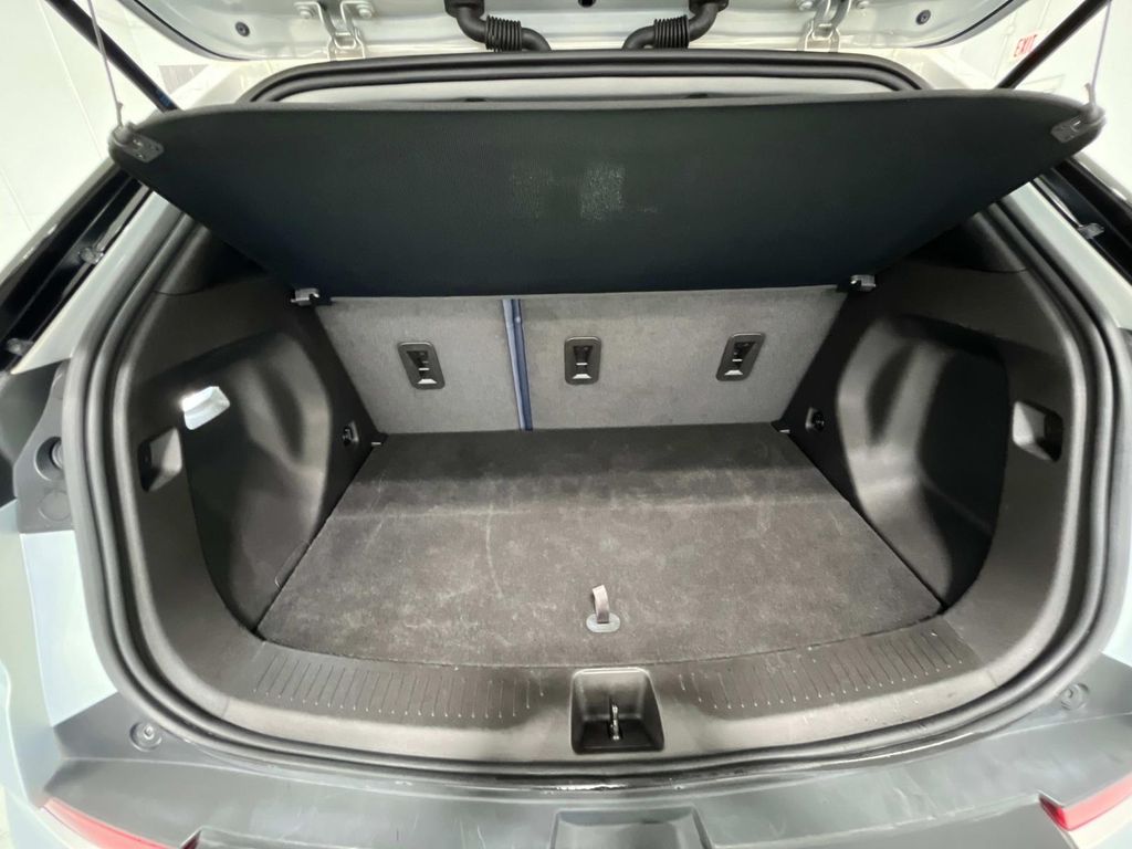 Vehicle image 10 of 32