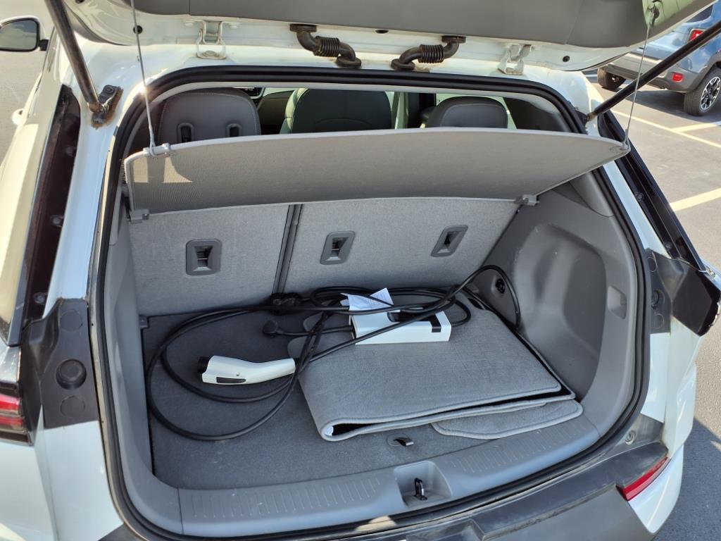 Vehicle image 32 of 40