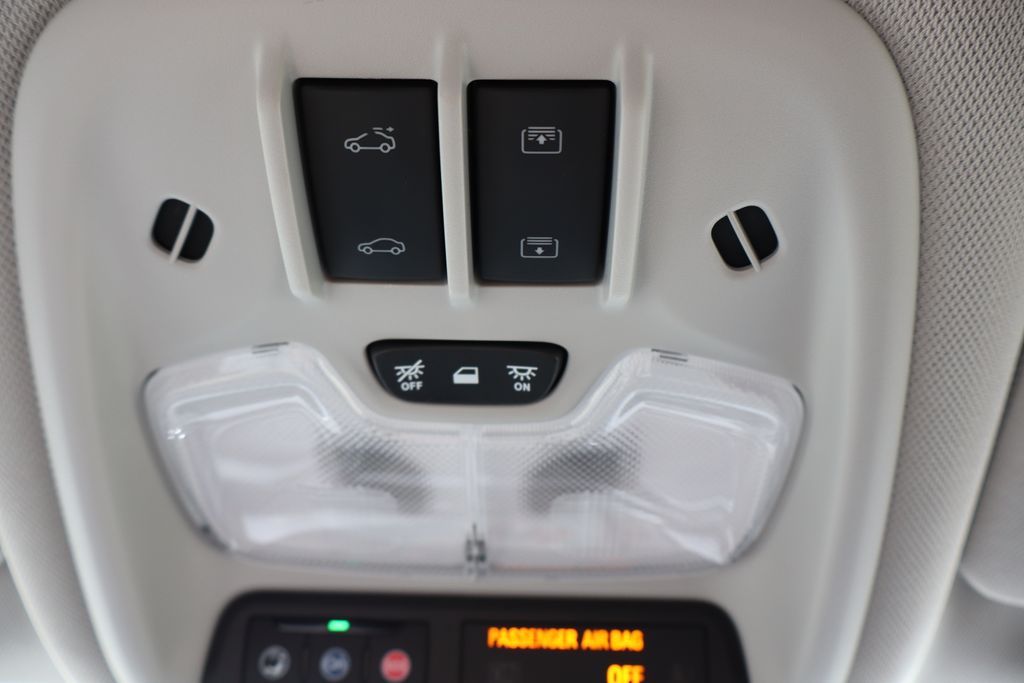 Vehicle image 32 of 49