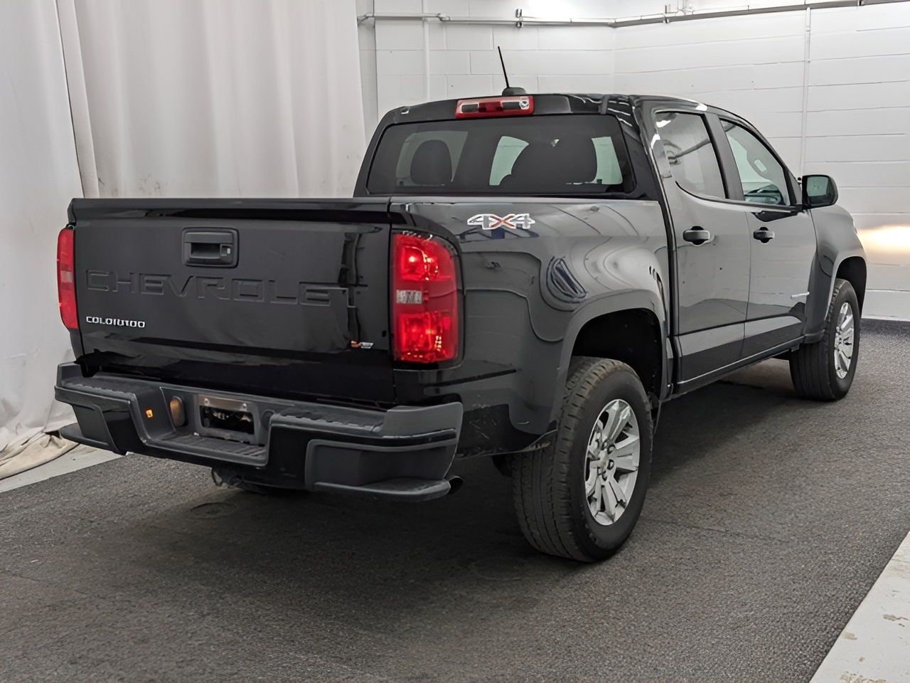 Vehicle image 33 of 34