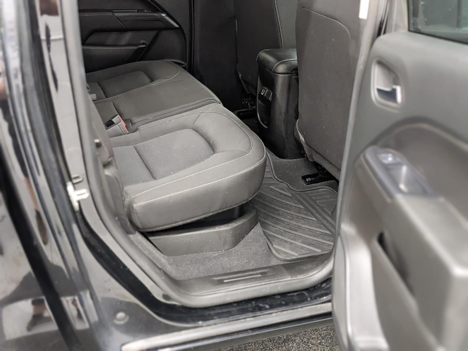 Vehicle image 18 of 34