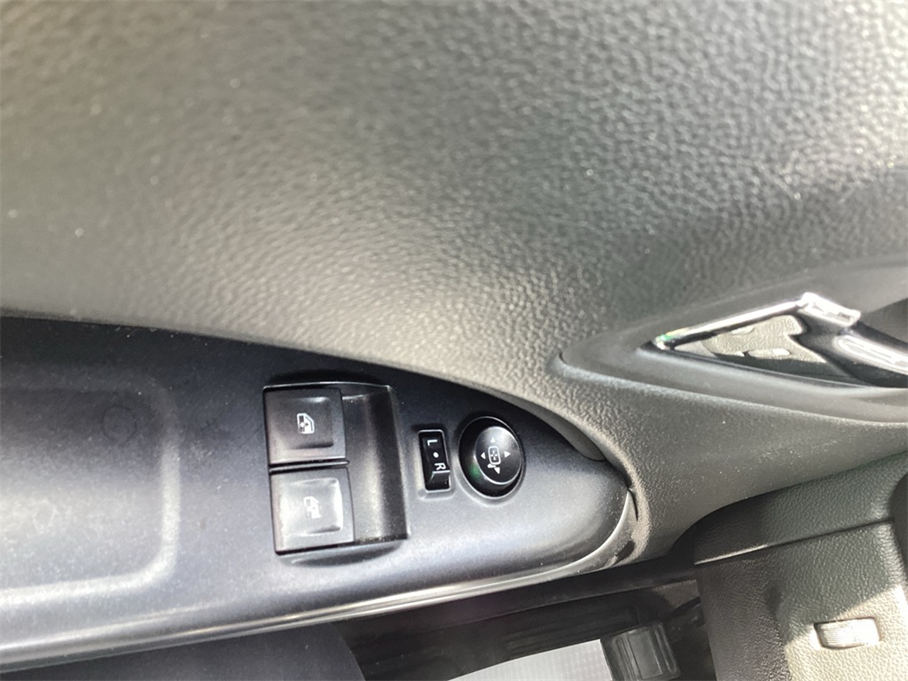 Vehicle image 17 of 23