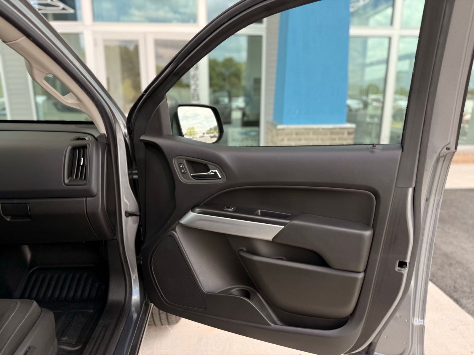 Vehicle image 17 of 35