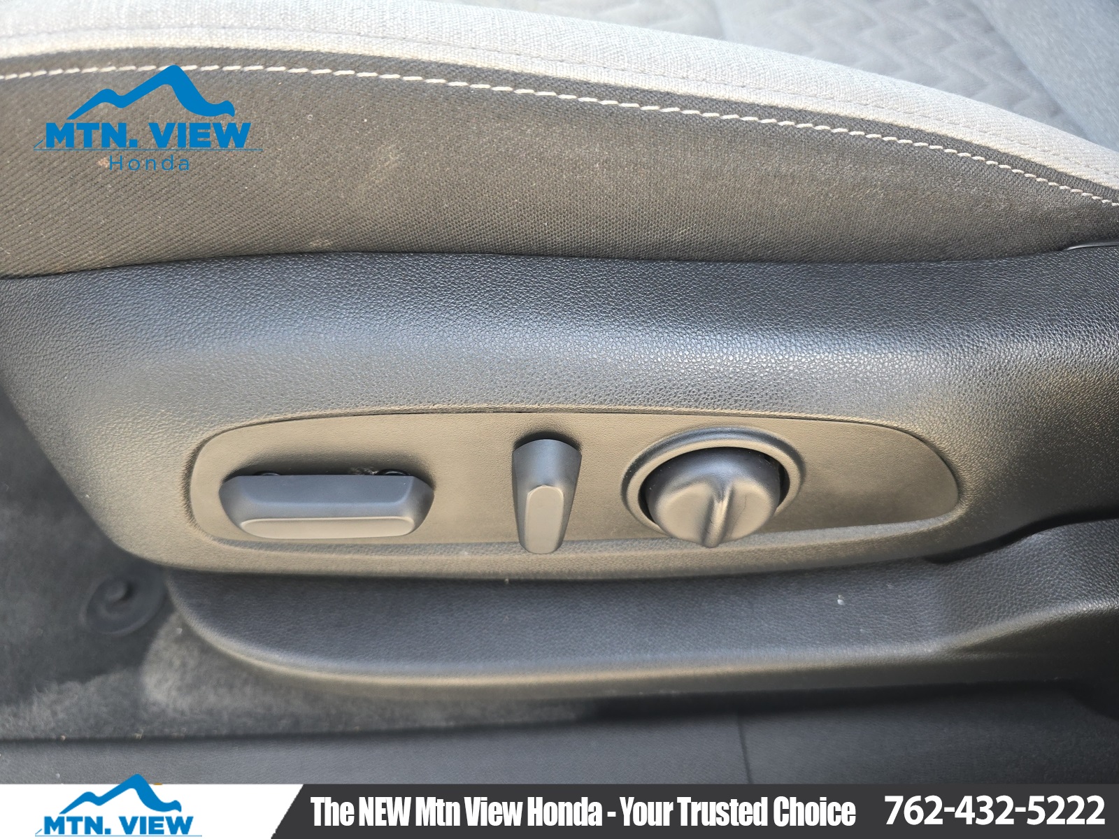 Vehicle image 17 of 33