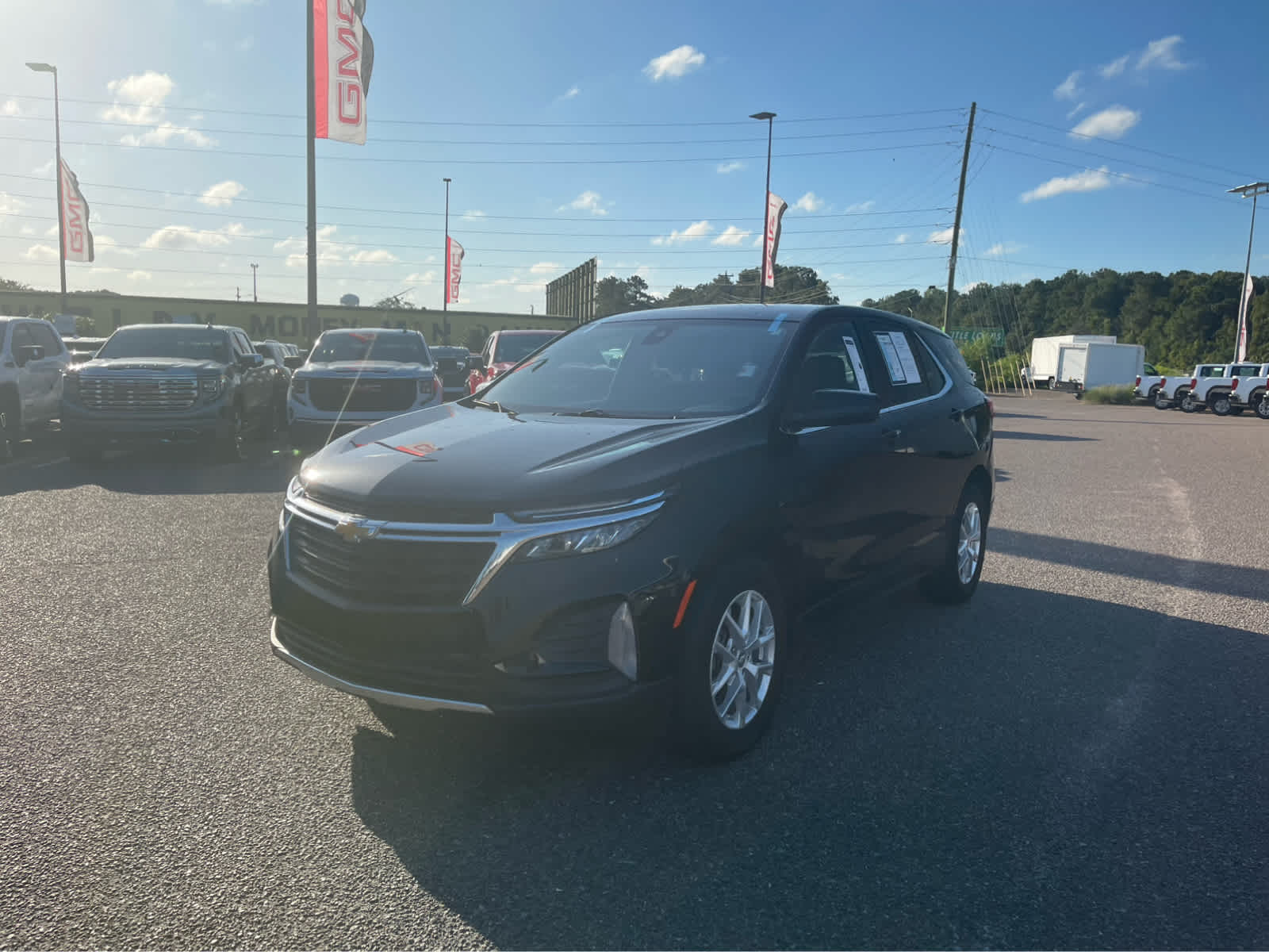 2022 Chevrolet Equinox LT Image 2 of 17