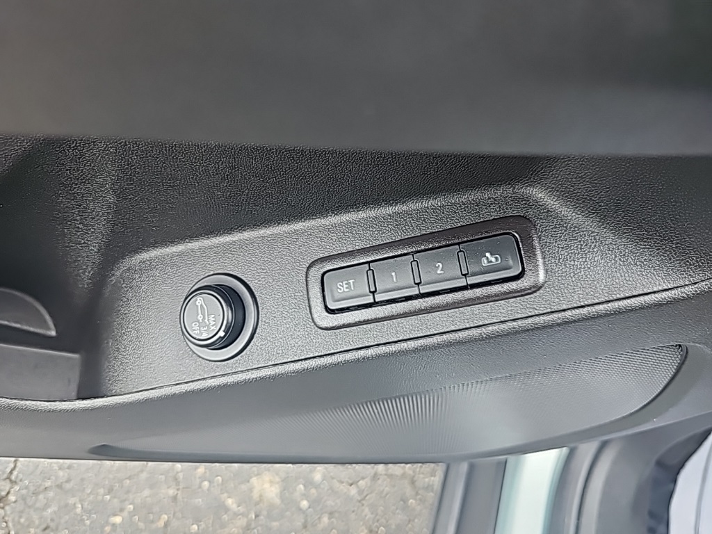 Vehicle image 19 of 28