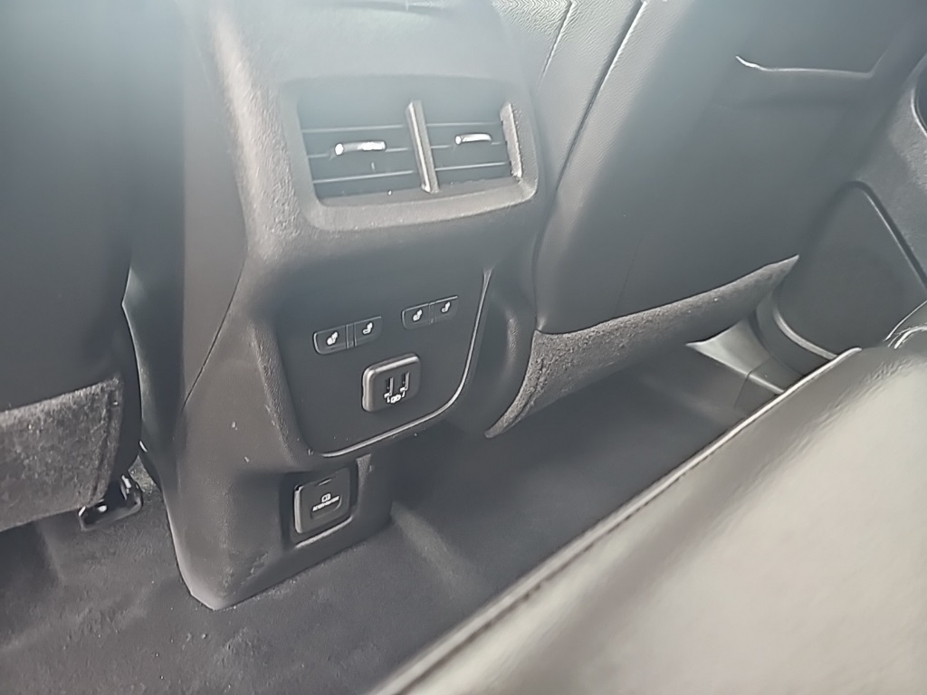 Vehicle image 16 of 28