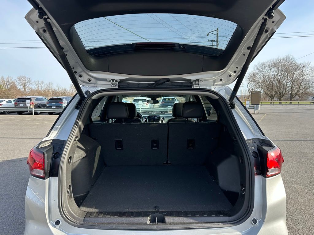 Vehicle image 17 of 27