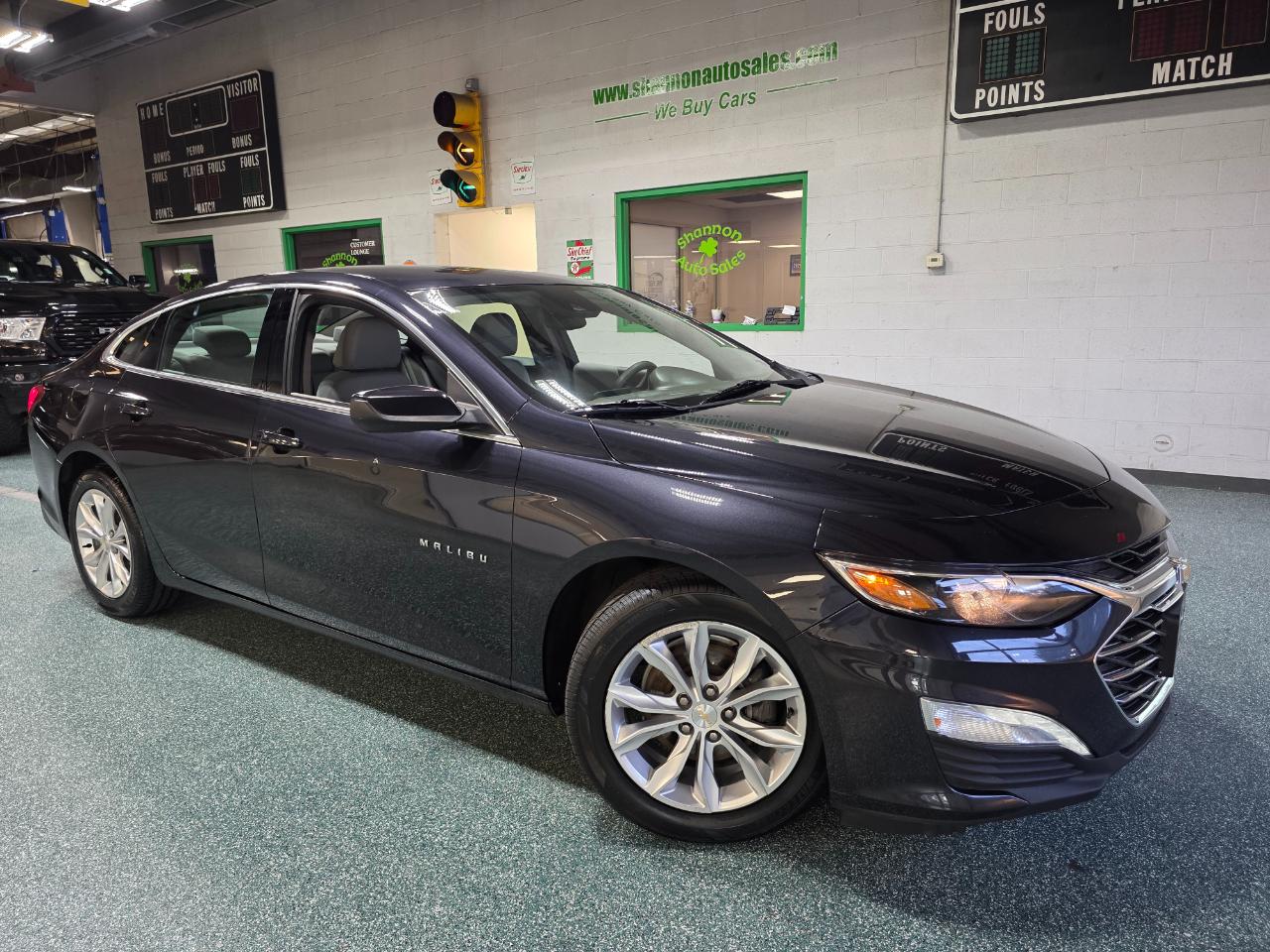 2022 Chevrolet Malibu LT Image 2 of 38