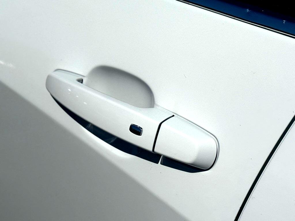 Vehicle image 13 of 22