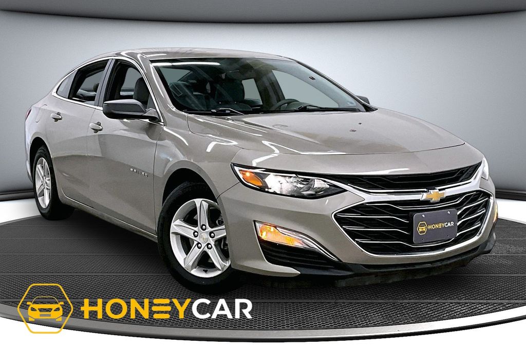 2022 Chevrolet Malibu LS Image 3 of 32