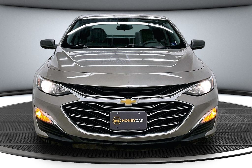 2022 Chevrolet Malibu LS Image 2 of 32