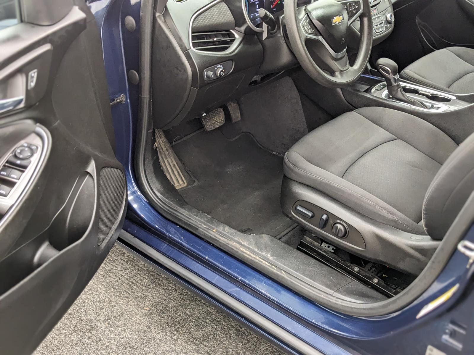Vehicle image 25 of 26