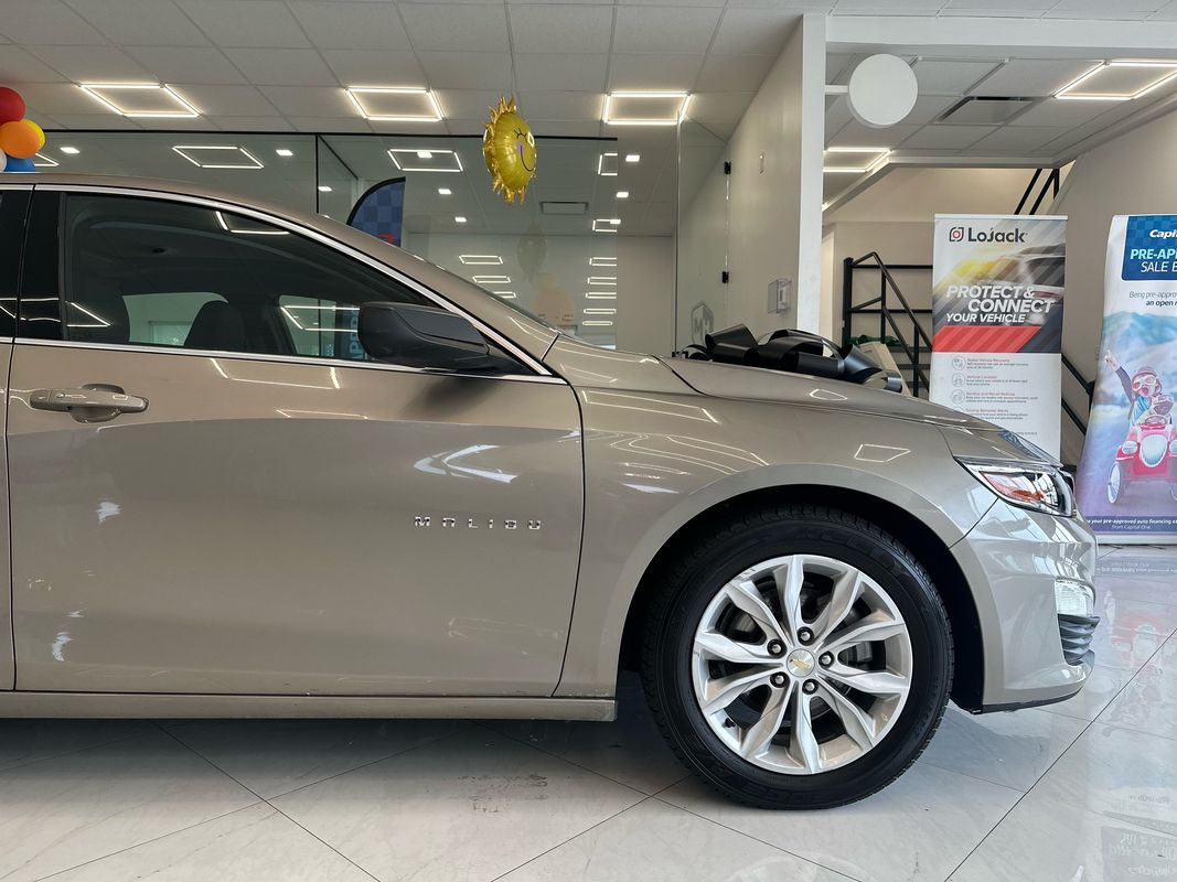 2022 Chevrolet Malibu LT Image 3 of 41