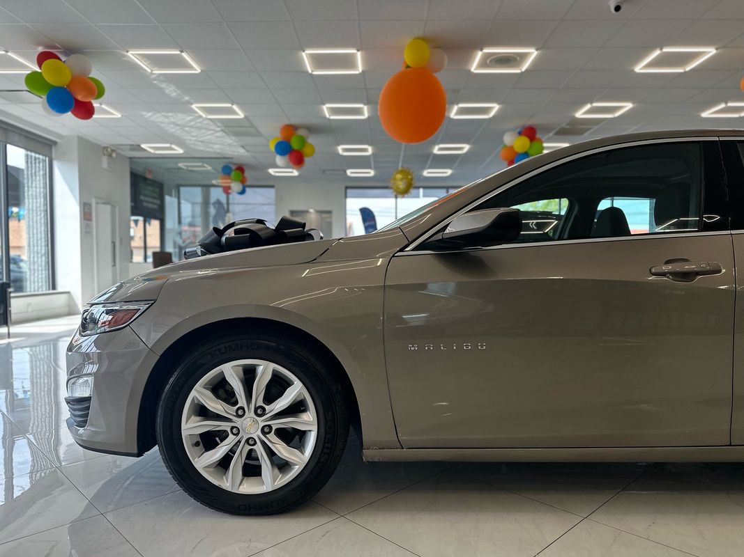 2022 Chevrolet Malibu LT Image 10 of 41