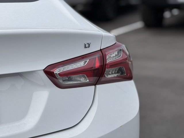 Vehicle image 10 of 32