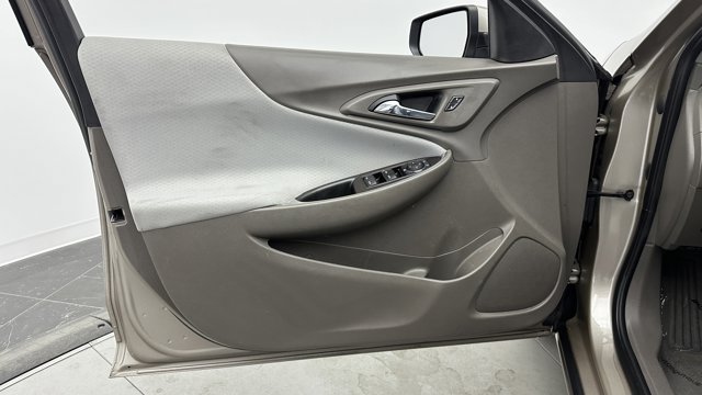 Vehicle image 22 of 34