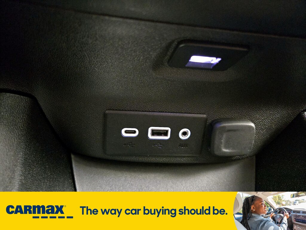 Vehicle image 23 of 27