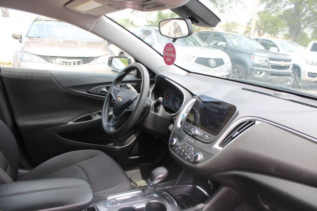 Vehicle image 17 of 21