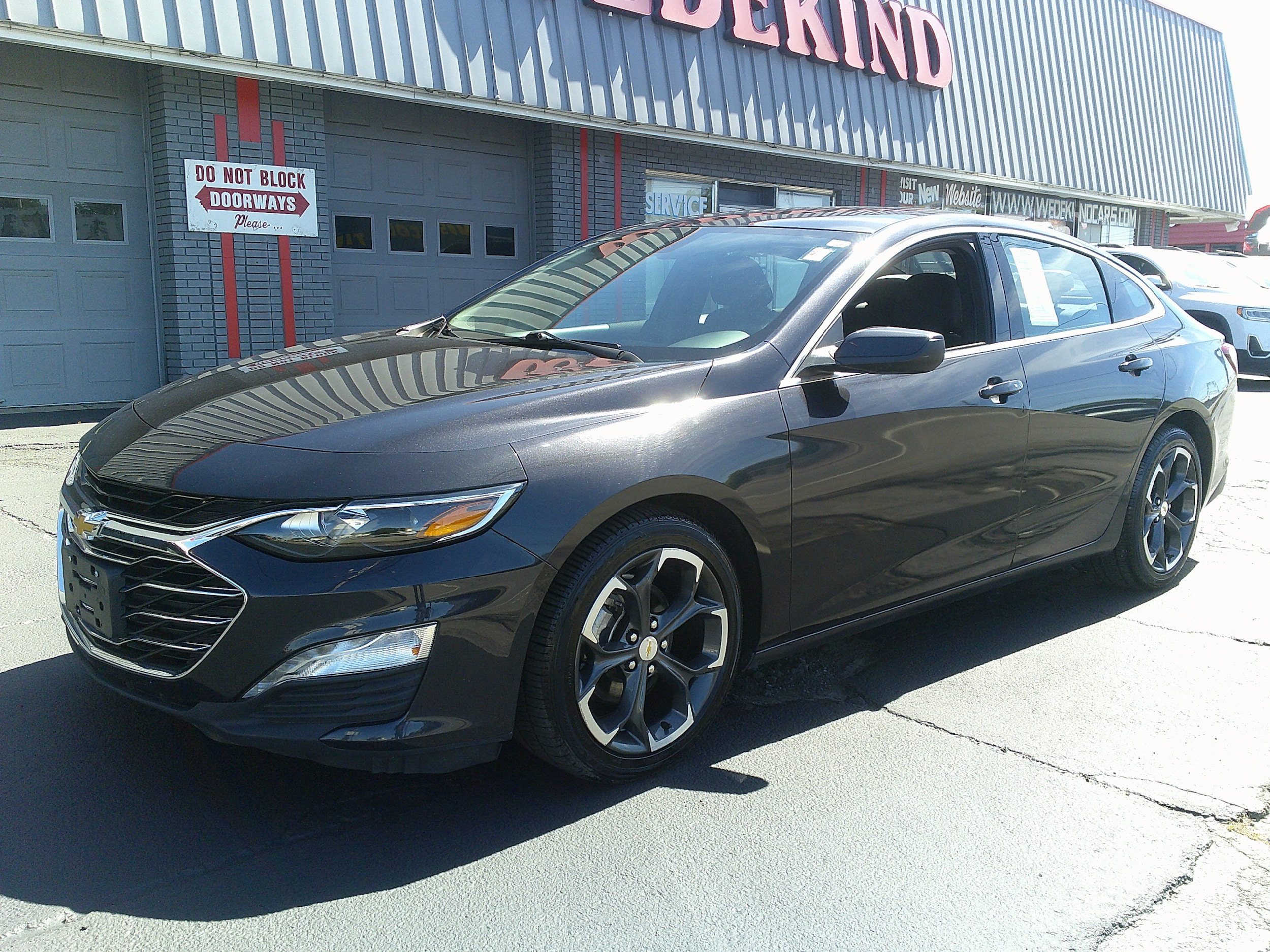 2022 Chevrolet Malibu LT Image 2 of 26