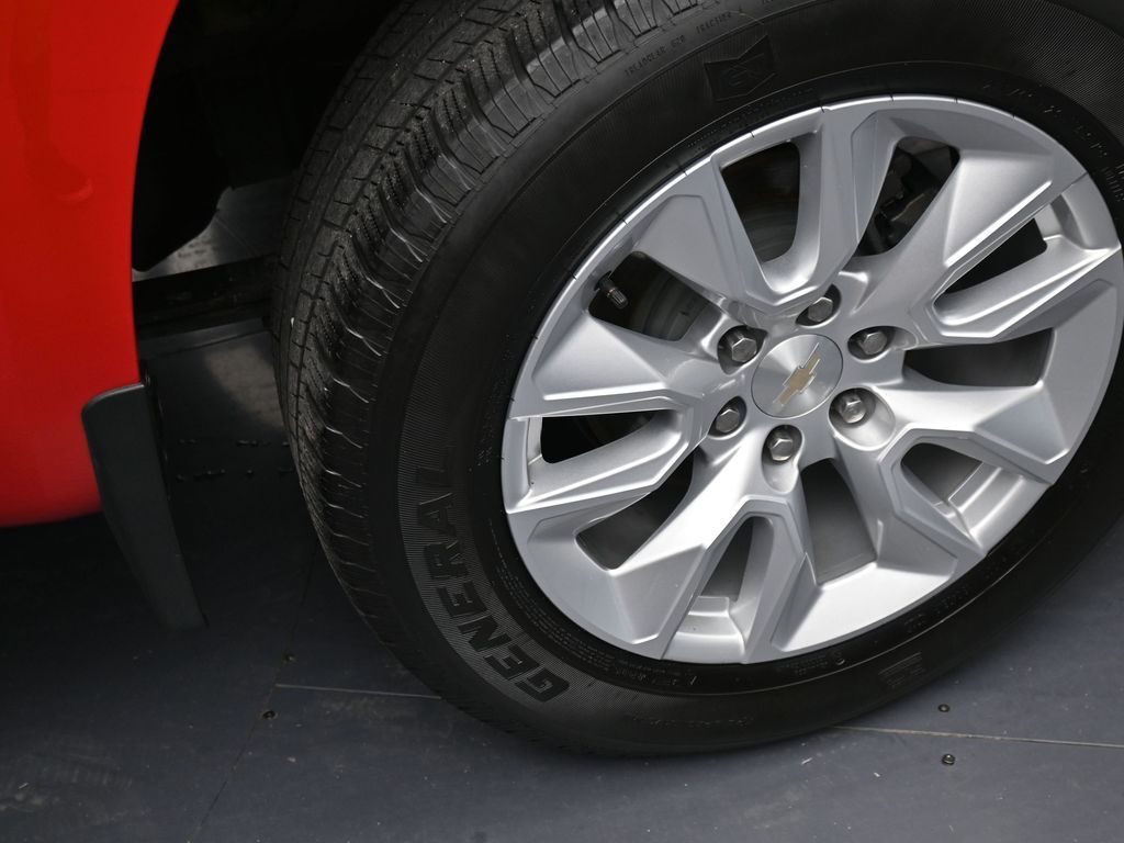 Vehicle image 27 of 32