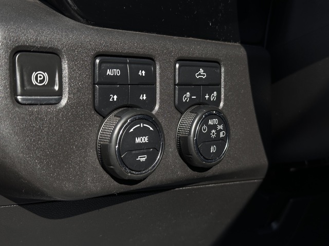 Vehicle image 17 of 21