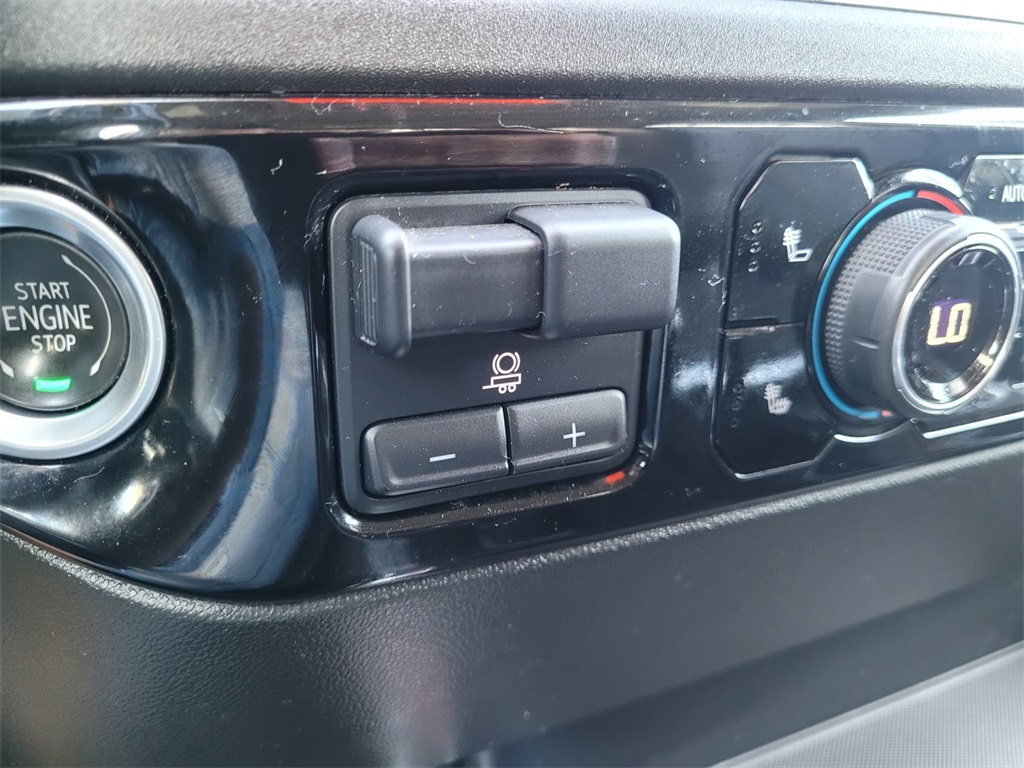 Vehicle image 21 of 25