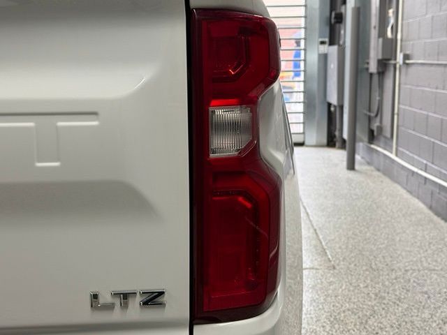 Vehicle image 17 of 59
