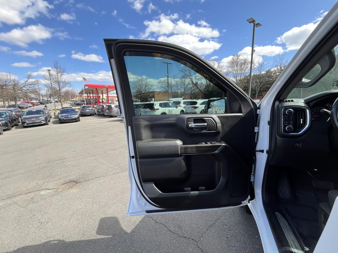 Vehicle image 16 of 60