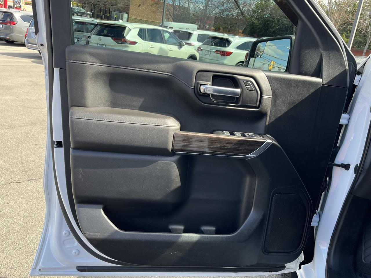 Vehicle image 17 of 60
