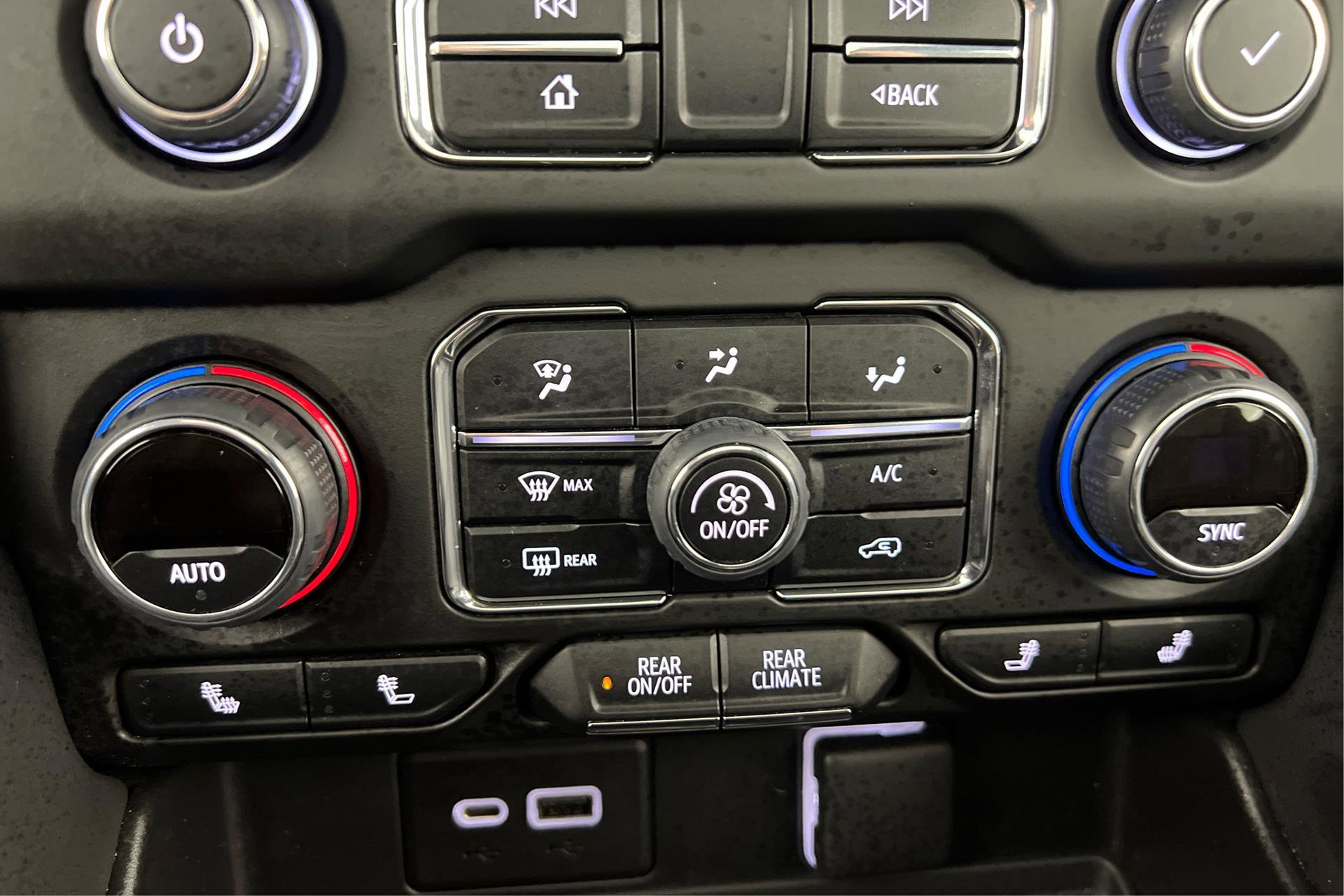 Vehicle image 23 of 29