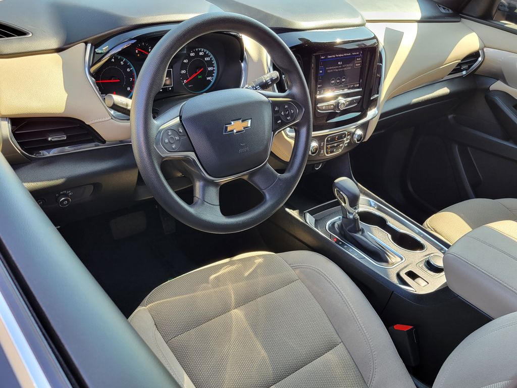 2022 Chevrolet Traverse LS Image 16 of 32