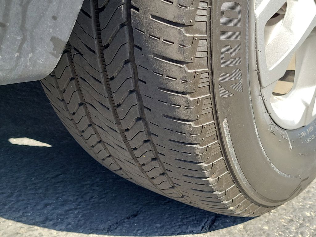 2022 Chevrolet Traverse LS Image 9 of 32