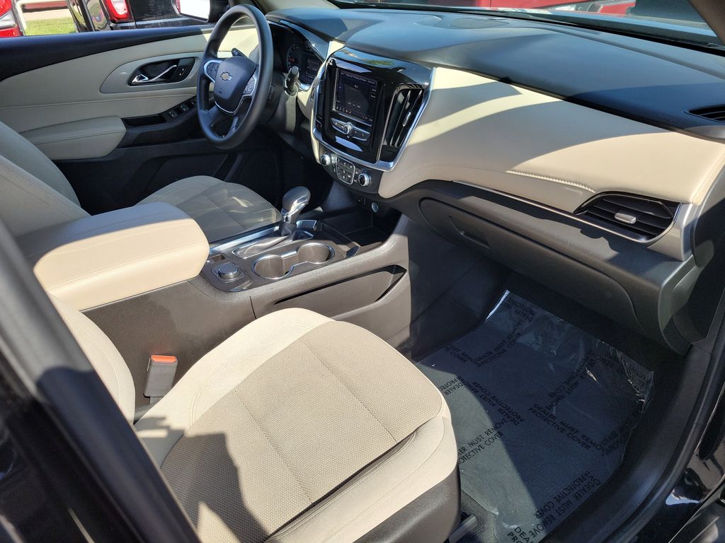 2022 Chevrolet Traverse LS Image 17 of 32
