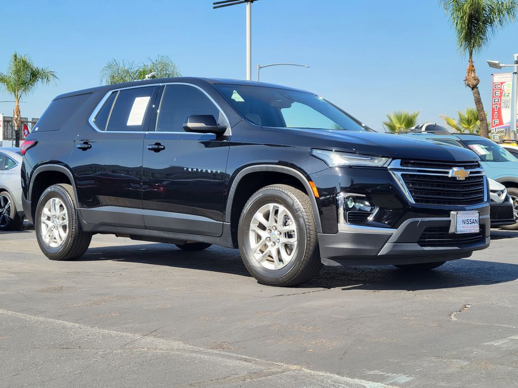2022 Chevrolet Traverse LS Image 1 of 32