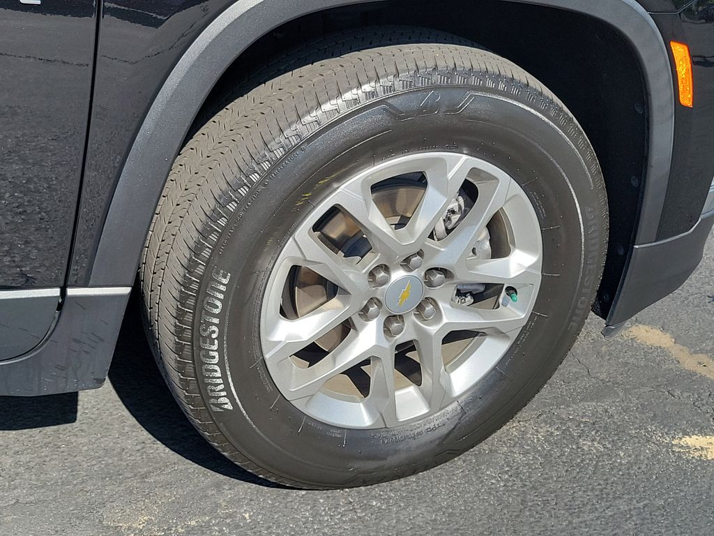 2022 Chevrolet Traverse LS Image 8 of 32