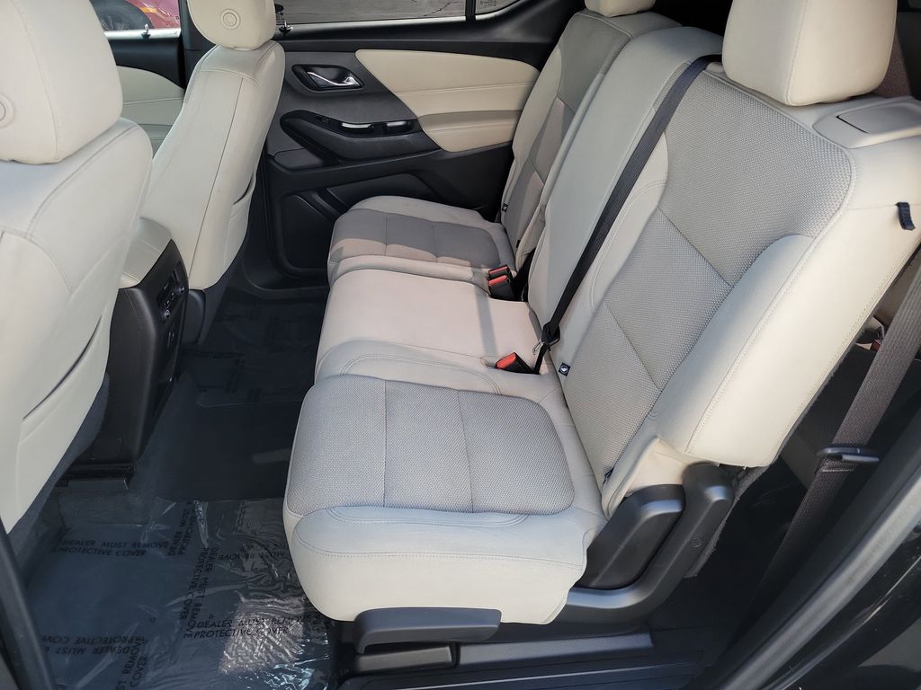 2022 Chevrolet Traverse LS Image 13 of 32