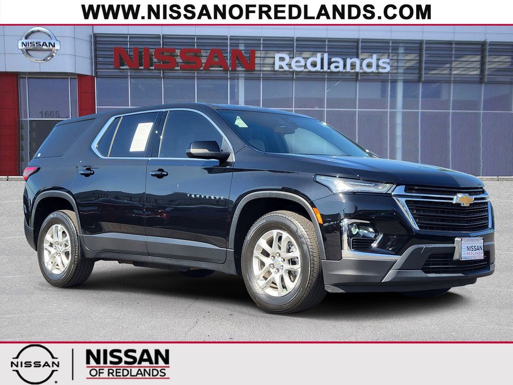 2022 Chevrolet Traverse LS Image 3 of 32