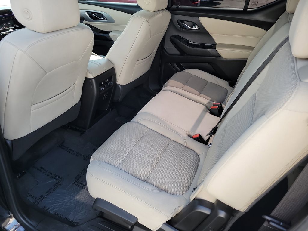 2022 Chevrolet Traverse LS Image 11 of 32