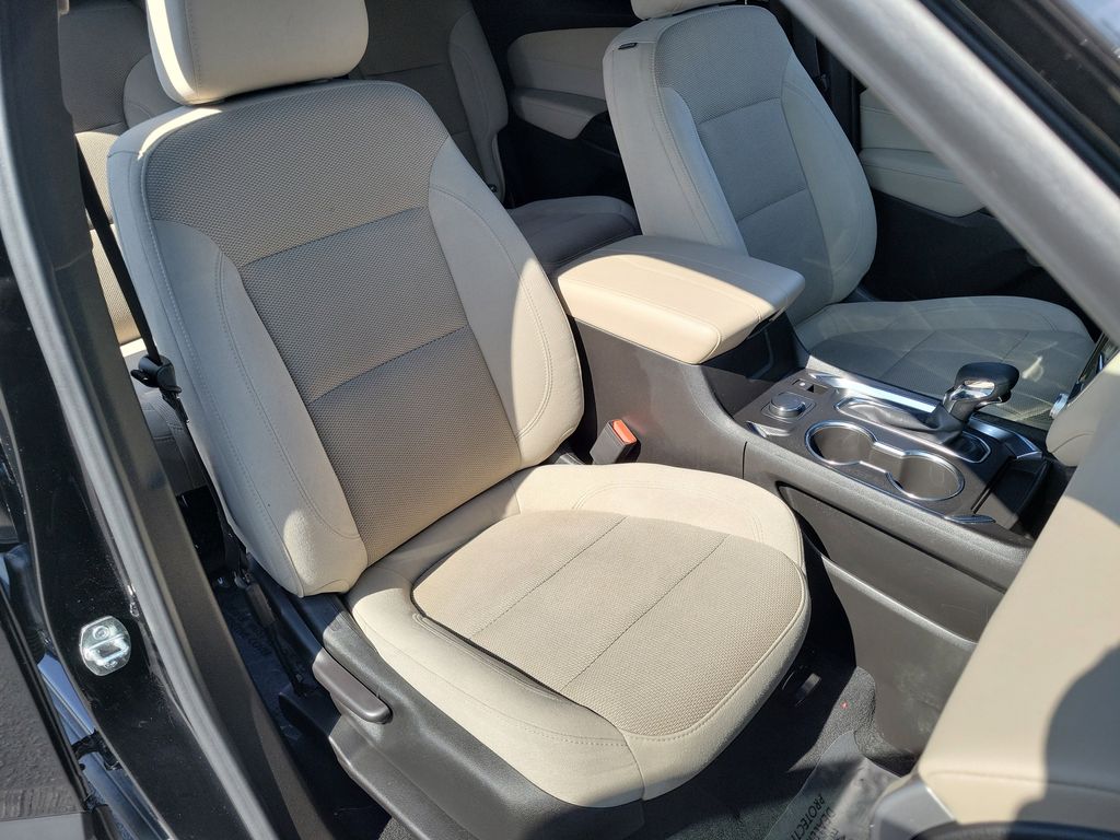 2022 Chevrolet Traverse LS Image 14 of 32