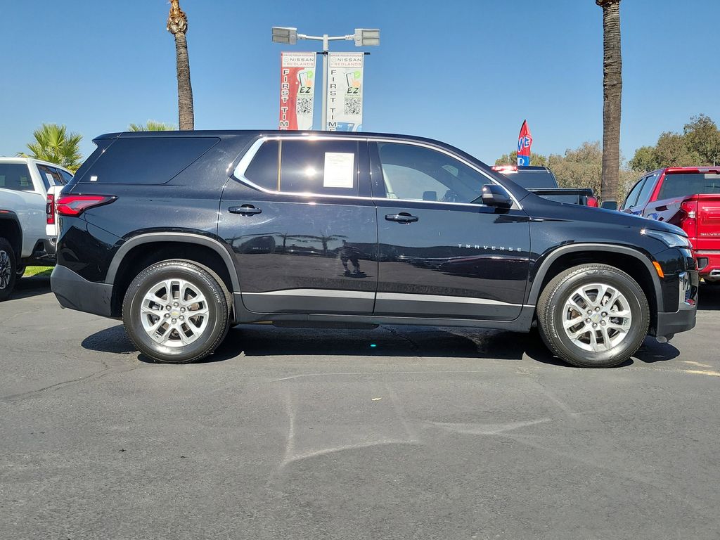 2022 Chevrolet Traverse LS Image 4 of 32