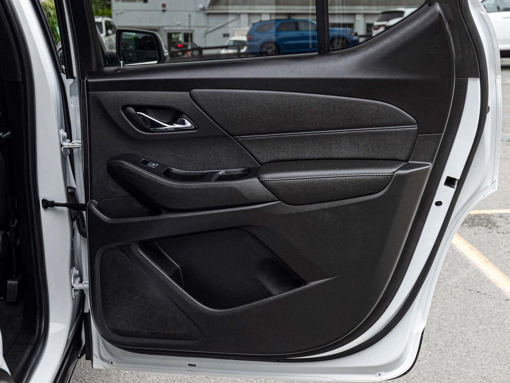 Vehicle image 16 of 41