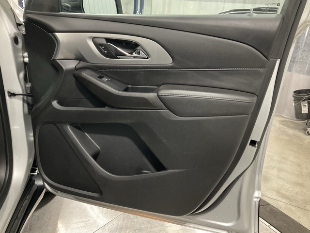 Vehicle image 33 of 34