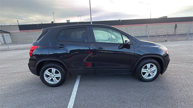 2022 Chevrolet Trax LS Image 3 of 28