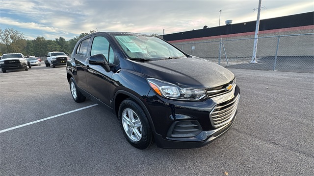 2022 Chevrolet Trax LS Image 2 of 28