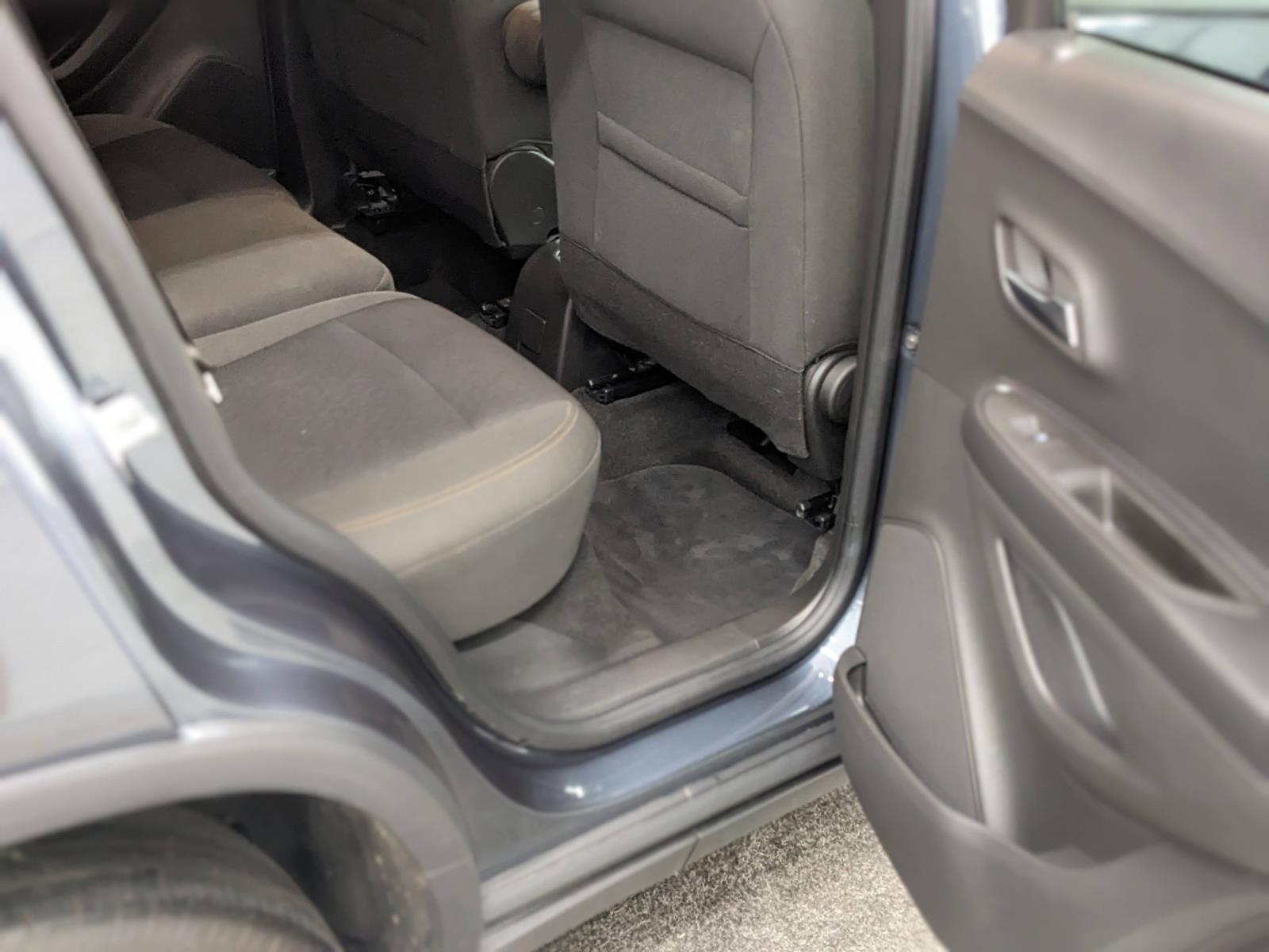 Vehicle image 8 of 27